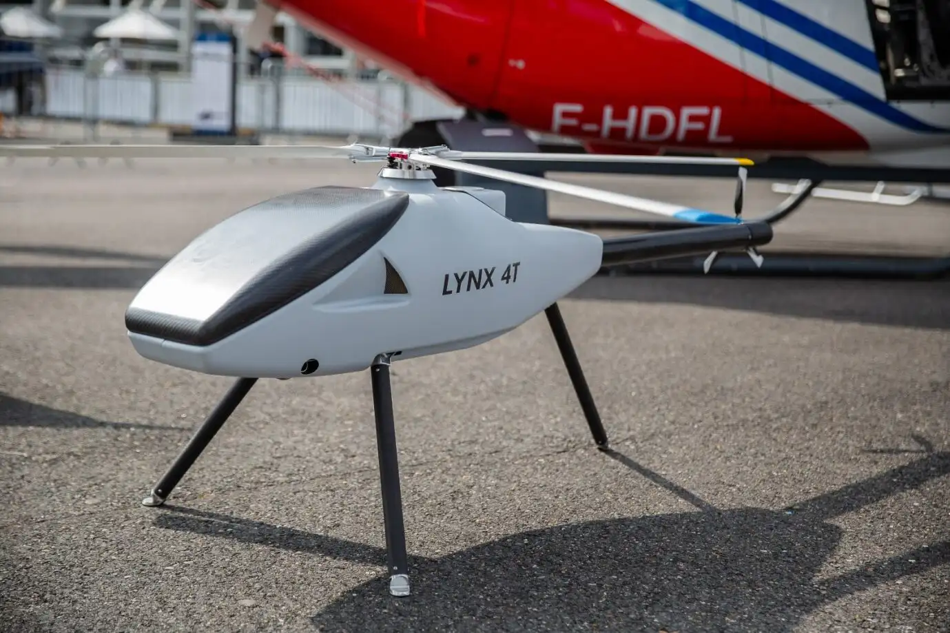 image représentant le lynx 4T poser sur une piste d'atterrissage.